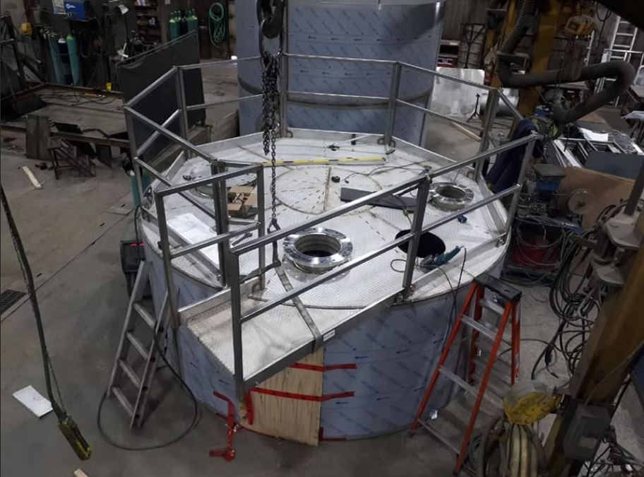 Réservoir industriel sur mesure en cours de fabrication en atelier
